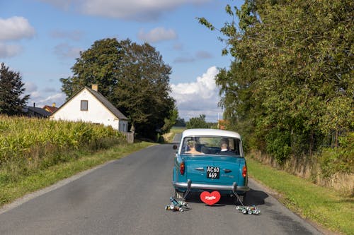 Δωρεάν στοκ φωτογραφιών με vintage αυτοκίνητο, αγροτικός δρόμος, ασφαλτικό σκυρόδερμα