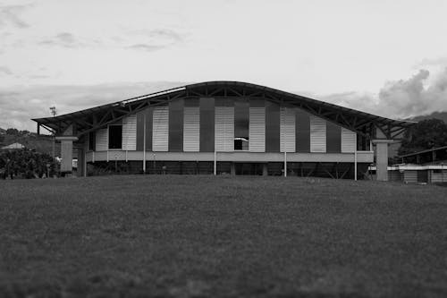 Fotos de stock gratuitas de arquitectura, blanco y negro, campo de fútbol
