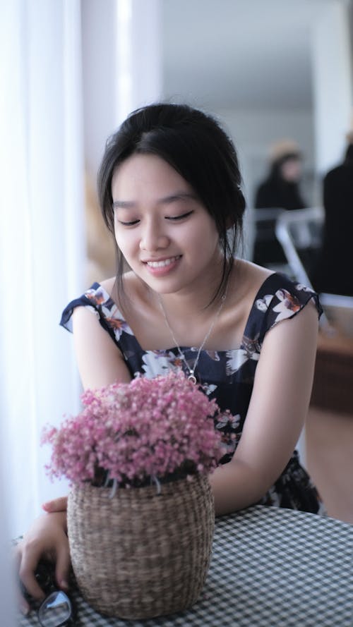 Gratis stockfoto met Aziatisch meisje, charmant, glimlachen