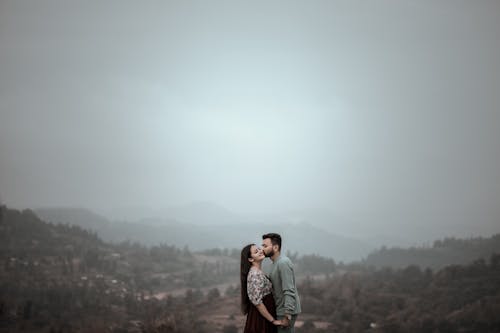 Ingyenes stockfotó csókolózás, domb, felhős ég témában