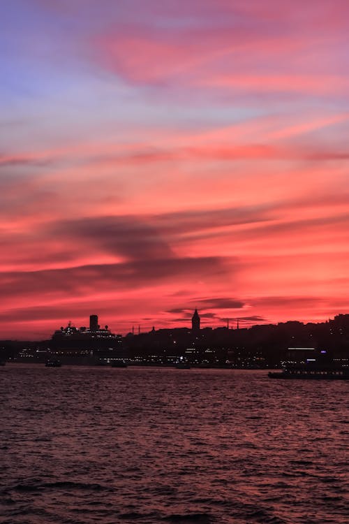 Darmowe zdjęcie z galerii z nadmorskie miasto, pionowy strzał, port