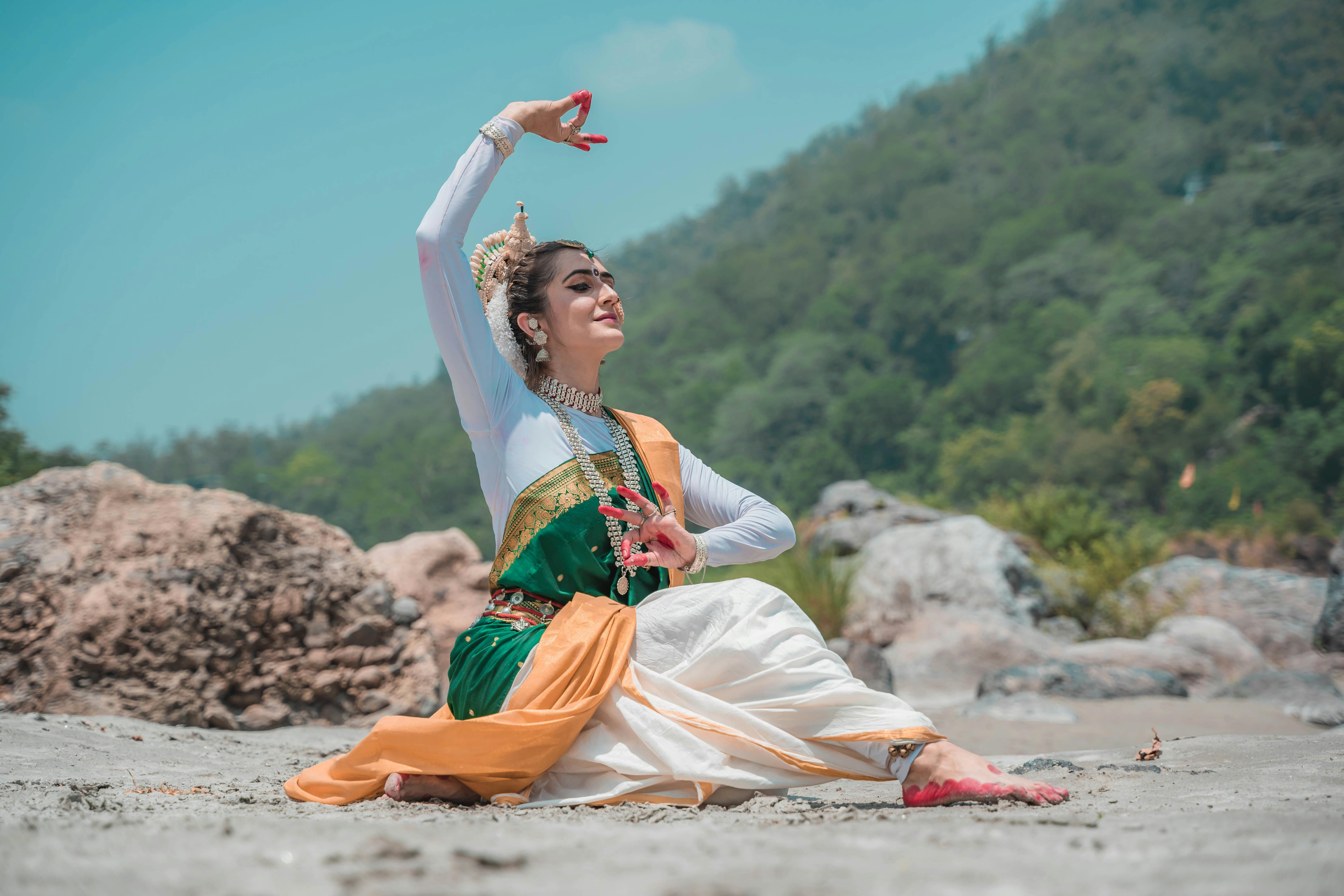 Odissi dances: Mangalacharanam, Shankaravarnam Pallavi (by Guru Pankaj  Charan Das), and my own choreography on Sri Radhika Stava). Live at… |  Instagram