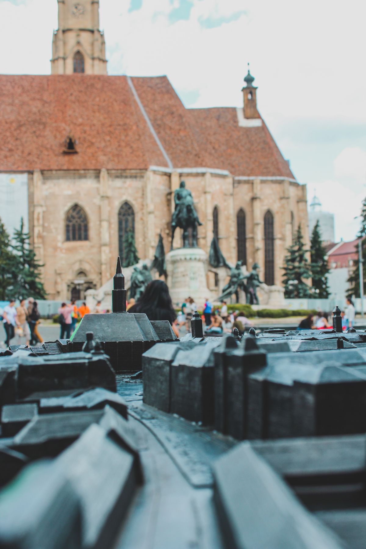 Cluj-Napoca - Biserica Sfântul Mihail și statuia lui Matia Corvin din Piața Unirii