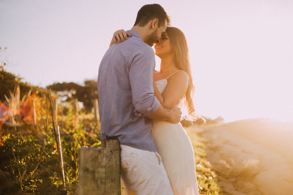 happy couple chatting freely on a dating site with free chat without payment