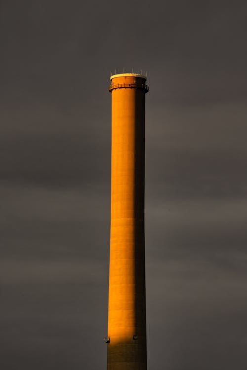 Бесплатное стоковое фото с вертикальный выстрел, дым, дымовая труба