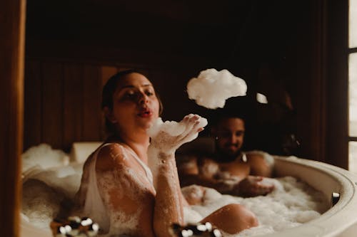 Foto profissional grátis de banheira, banho, casal