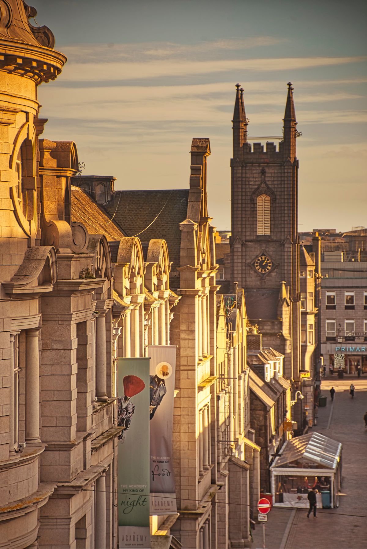 Glockenturm einer Kirche in Aberdeen bei Sonnenuntergang