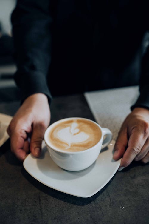 Kostnadsfri bild av cappuccino, fat, händer