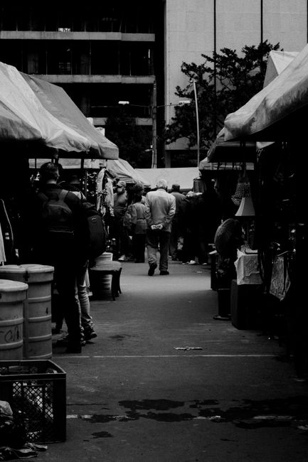 Fotomural Foto en blanco y negro de un bullicioso bazar callejero en Bogotá, Colombia, mostrando la vida urbana.