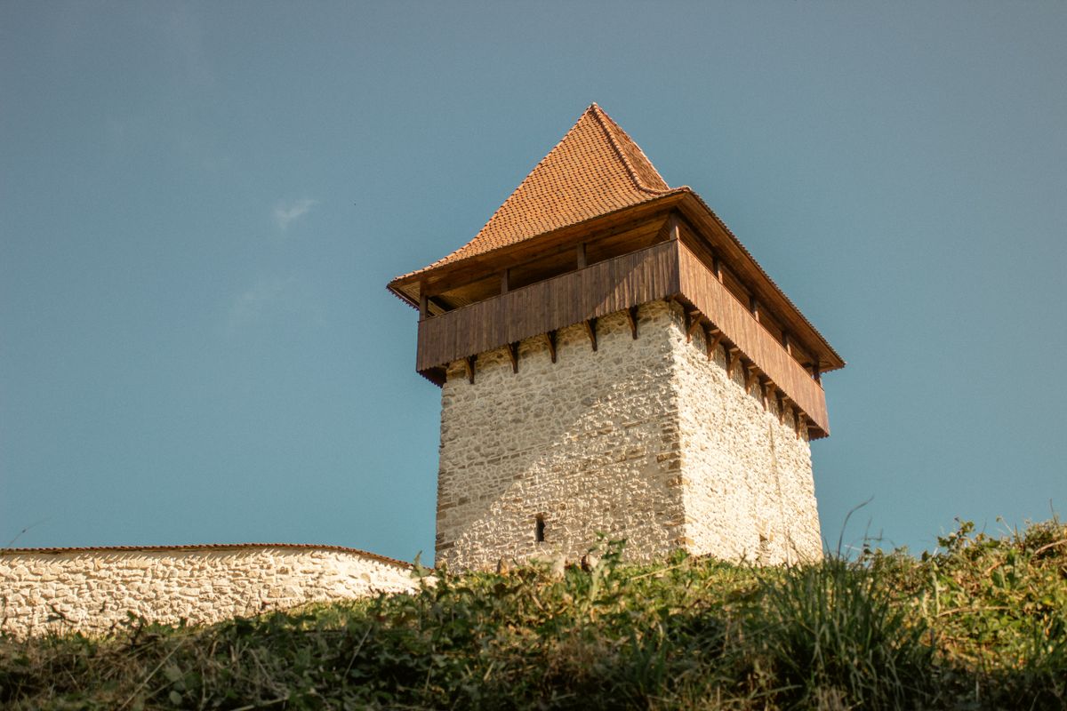 Turn de piatra cu acoperis conic la Cetatea Rasnov