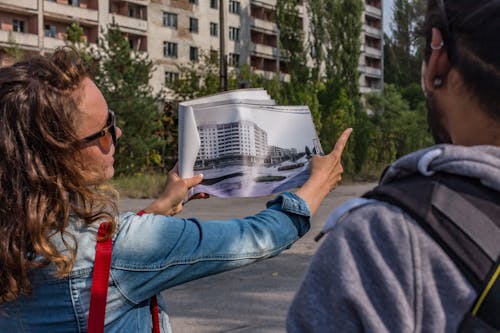 Fotobanka s bezplatnými fotkami na tému budovy, cestovný ruch, dlhé vlasy