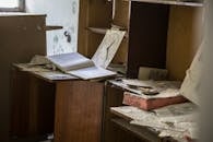 打开书籍、文件和书架，杂乱无章、尘土飞扬的办公室唤起一种质朴和被遗弃的感觉