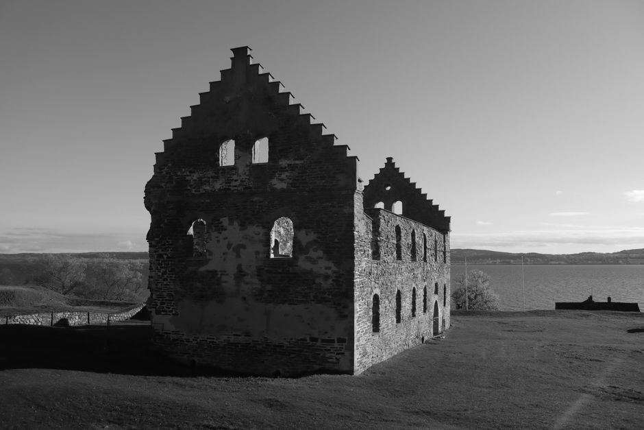 Varför svenska spelare föredrar Paysafecard för casinobetalningar 2 Explore the striking Gothic ruins of Visingsö by the serene lake in this atmospheric photograph.