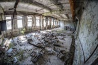 在废弃建筑物的破旧房间里，可见碎片和腐烂物