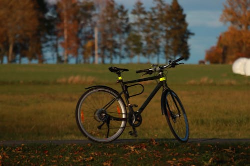 bezplatná Základová fotografie zdarma na téma jízdní kolo, kolo, zaparkovaný Základová fotografie