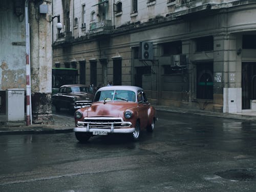 Bezpłatne Darmowe zdjęcie z galerii z brązowy samochód, droga, klasyczny samochód Zdjęcie z galerii