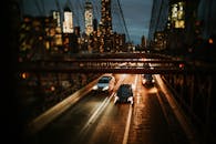 布鲁克林大桥的夜景中，车流与纽约市的城市天际线交相辉映