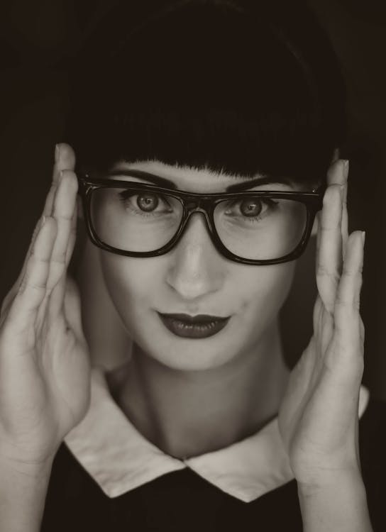 免费 女人戴眼镜的灰度摄影 素材图片