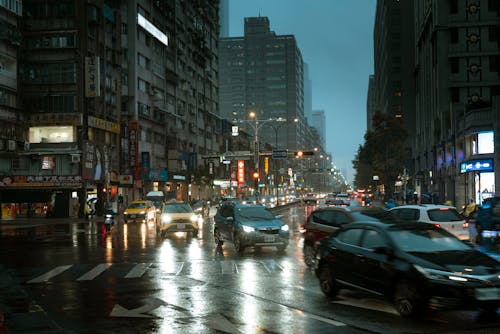 Foto profissional grátis de alvorecer, automóveis, chuva