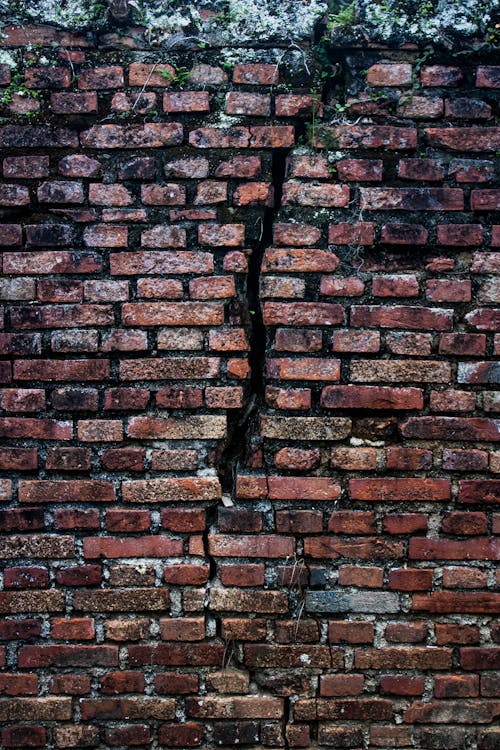 Kostenloses Stock Foto zu backsteinmauer, beschädigt, dreckig