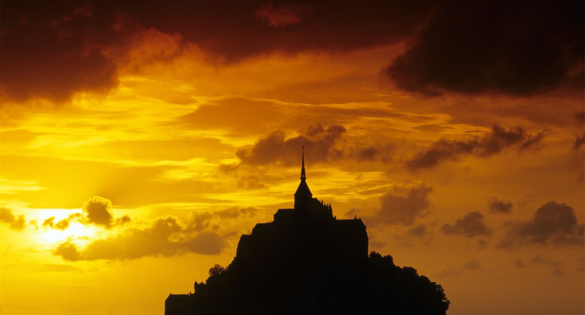 Silueta abației Mont Saint-Michel la apus