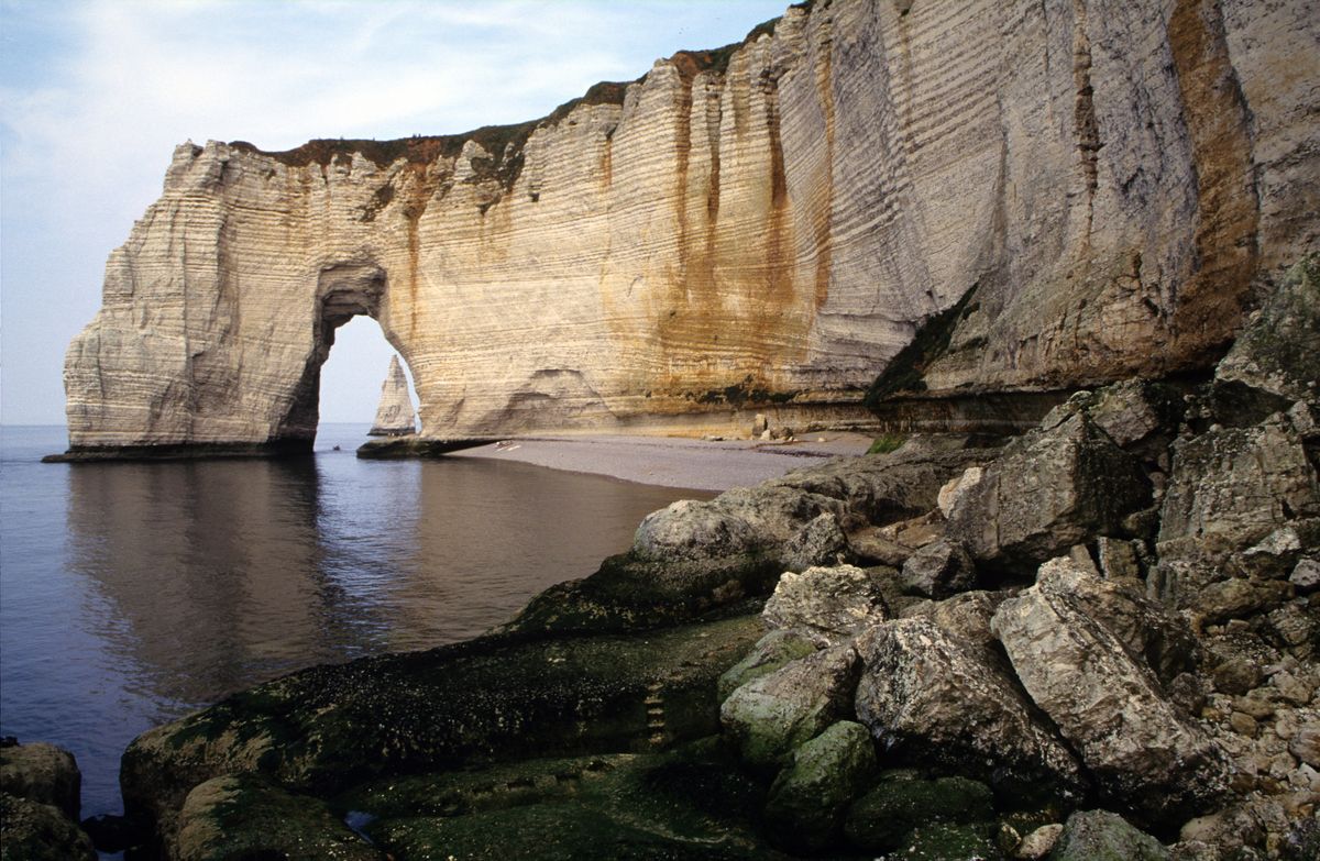 Faleză și arcadă naturală pe coasta normandă