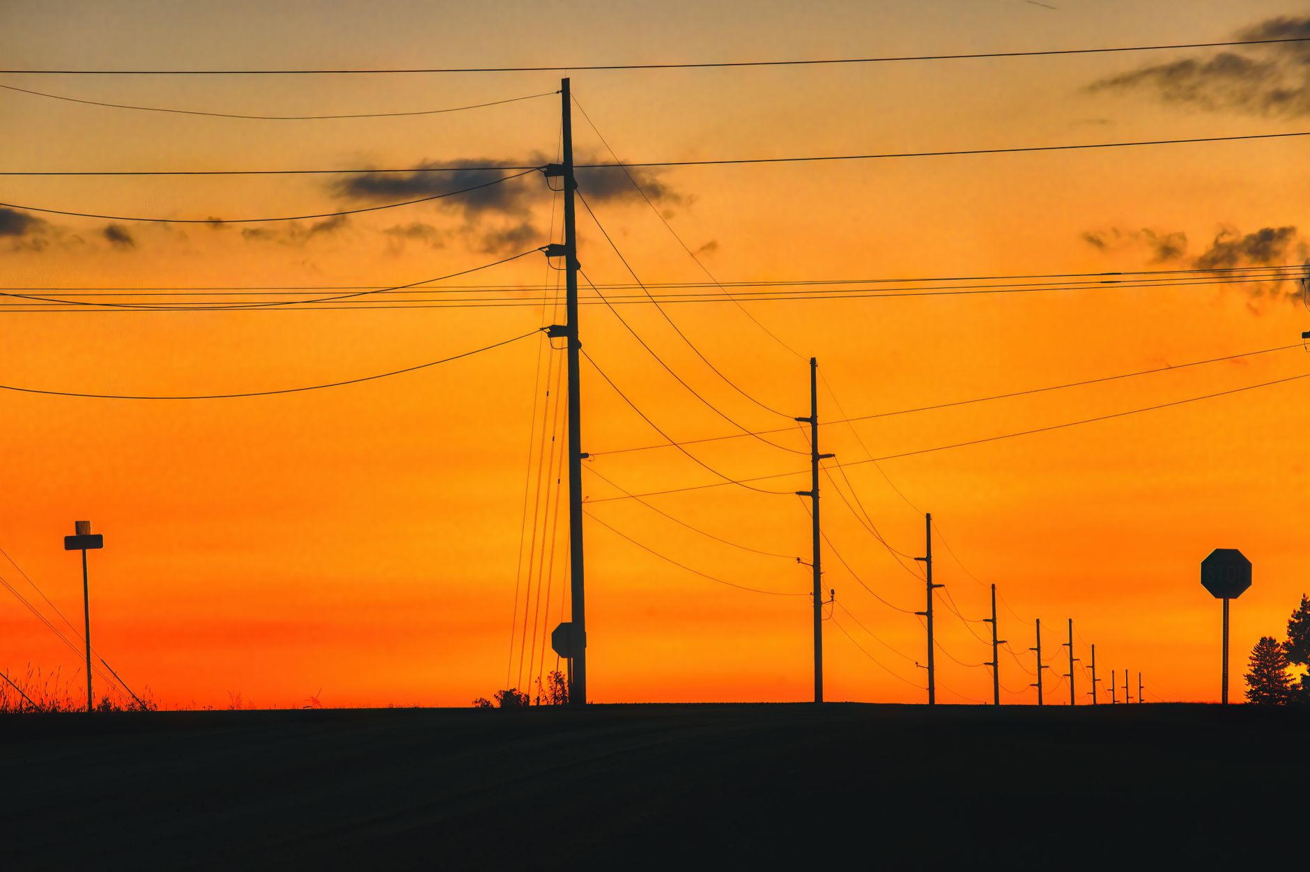 Sonnenuntergang & Himmel bei Nacht – Faszinierende Neon-Szene