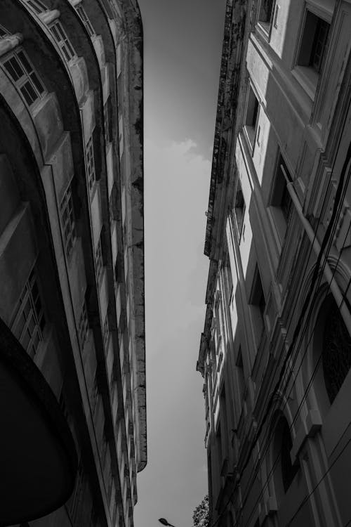 Darmowe zdjęcie z galerii z budynki, czarno-biały, fasada