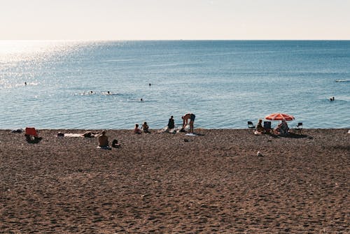 deniz, insanlar, kum içeren Ücretsiz stok fotoğraf