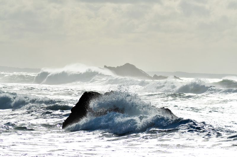 Vagues d'automne sur la côte bretonne près de Saint-Malo lors d'un coup de vent