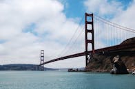 在晴朗的日子里，可以看到横跨旧金山湾的金门大桥那标志性的景观