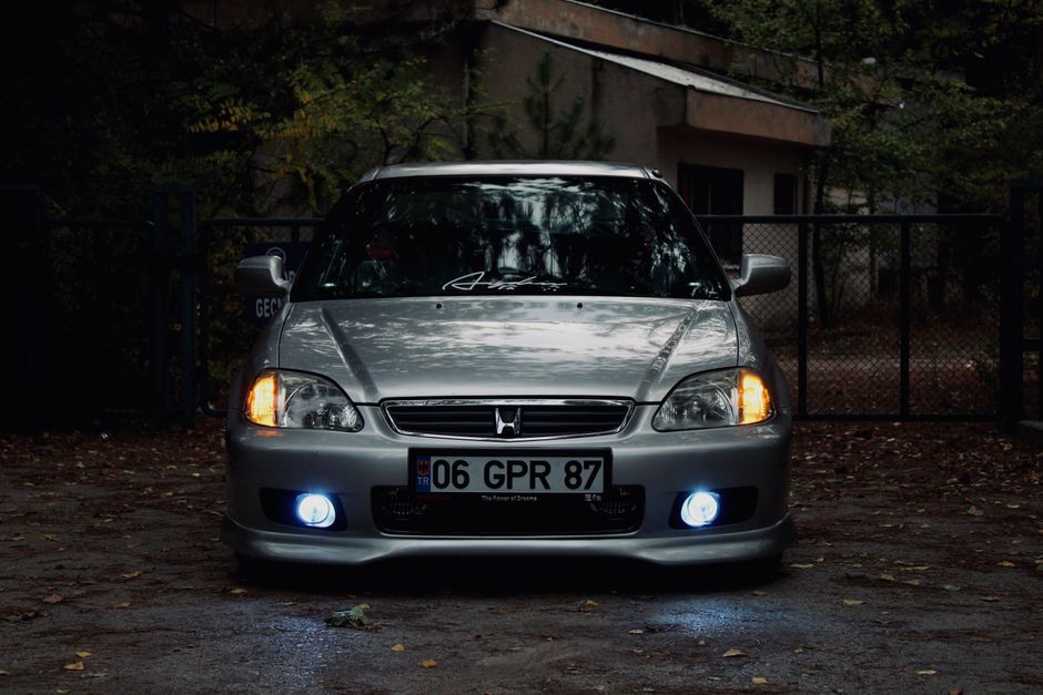 Front view of a shiny Honda sedan parked in a residential area in Turkey at dusk.