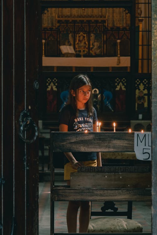 Kostnadsfri bild av flicka, interiör, kyrka