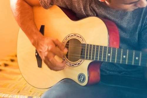Gratis Orang Yang Menggunakan Gitar Foto Stok