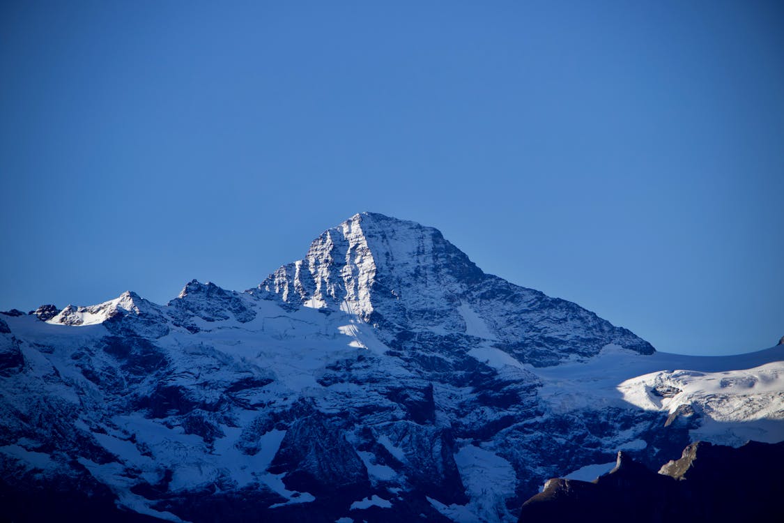 Landschaftsfoto Des Schneebedeckten Berges