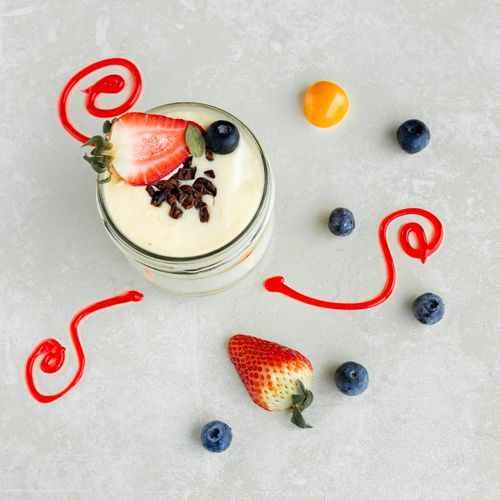 Free Vibrant dessert with strawberries and blueberries, perfect for food photography. Stock Photo