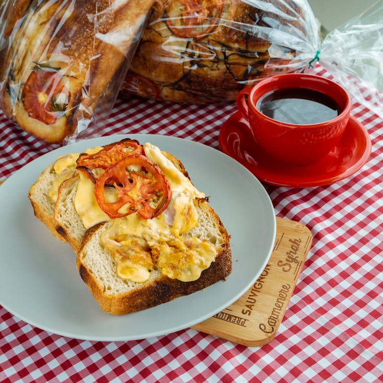 Gourmet Bred With Scrambled Eggs And Tomato