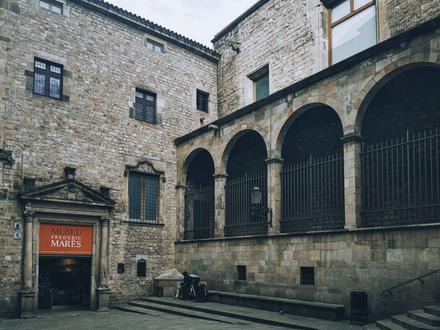 Trường đấu Santa María tại Cartagena vắng người, ánh đèn sân khấu chiếu xuống sàn đấu im lặng