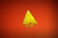 充满活力的红色背景上，多汁的菠萝片特写非常适合新鲜食品的概念