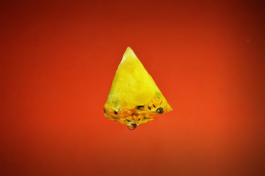充满活力的红色背景上，多汁的菠萝片特写非常适合新鲜食品的概念
