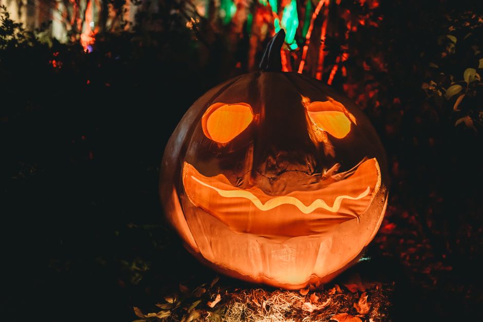 Jack-o'-lanterns verlichten donker Halloween-feest. Jack-o'-lanterns verlichten donker Halloween-feest.