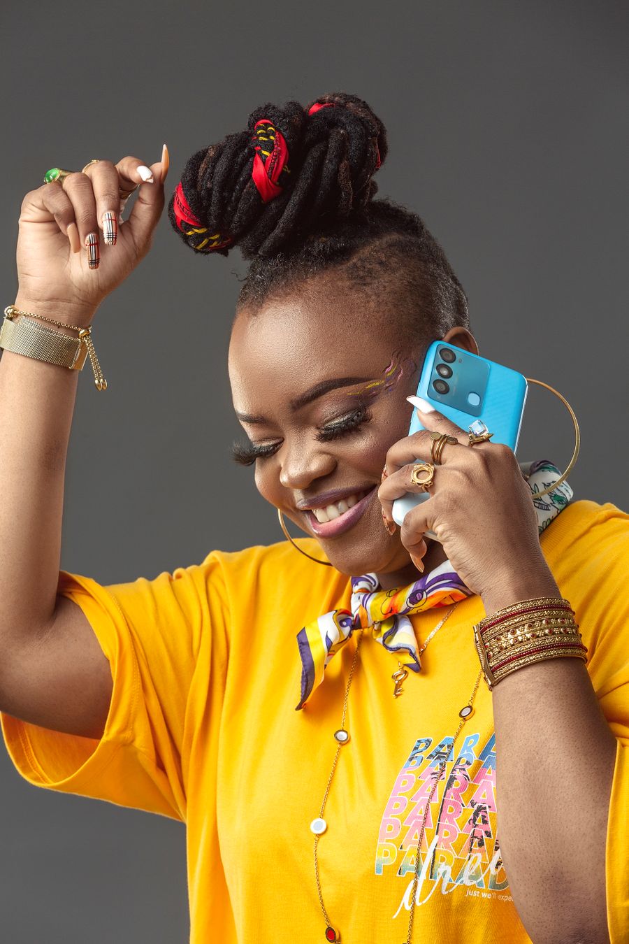 Femme utilisant son téléphone