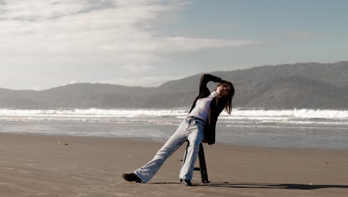 Ilmainen kuvapankkikuva tunnisteilla aallot, brunette, denim-housut