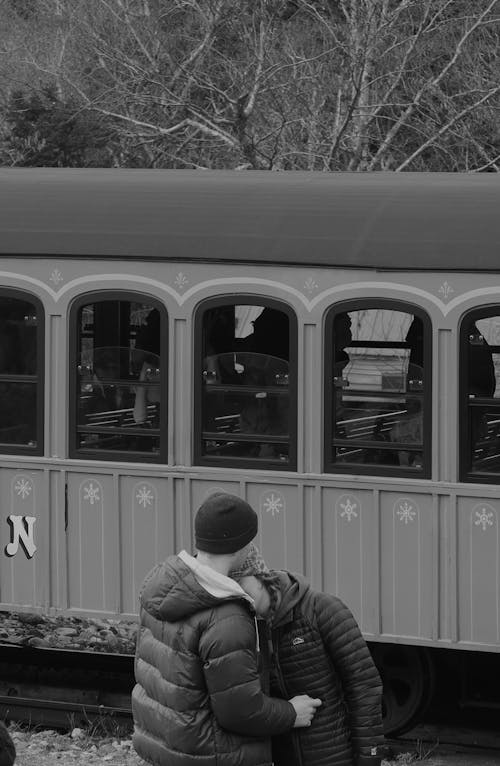 Бесплатное стоковое фото с вертикальный выстрел, женщина, локомотив