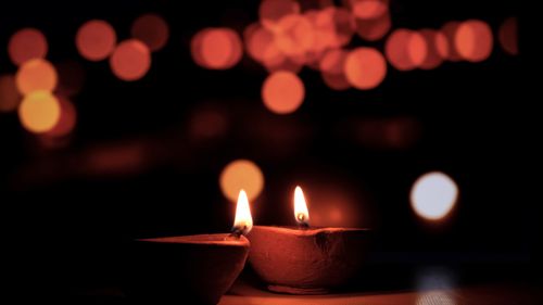 Free Warm and serene candlelight captured in clay diyas, perfect for festive ambiance. Stock Photo