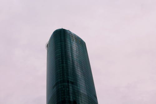 灰色的天空下的高层建筑