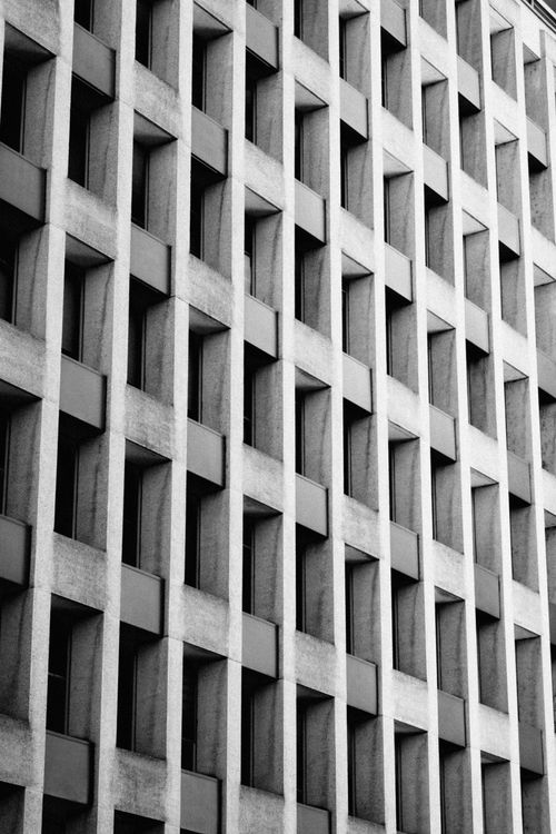 Free Abstract architectural detail of a modern building in black and white, showcasing geometric repetition. Stock Photo