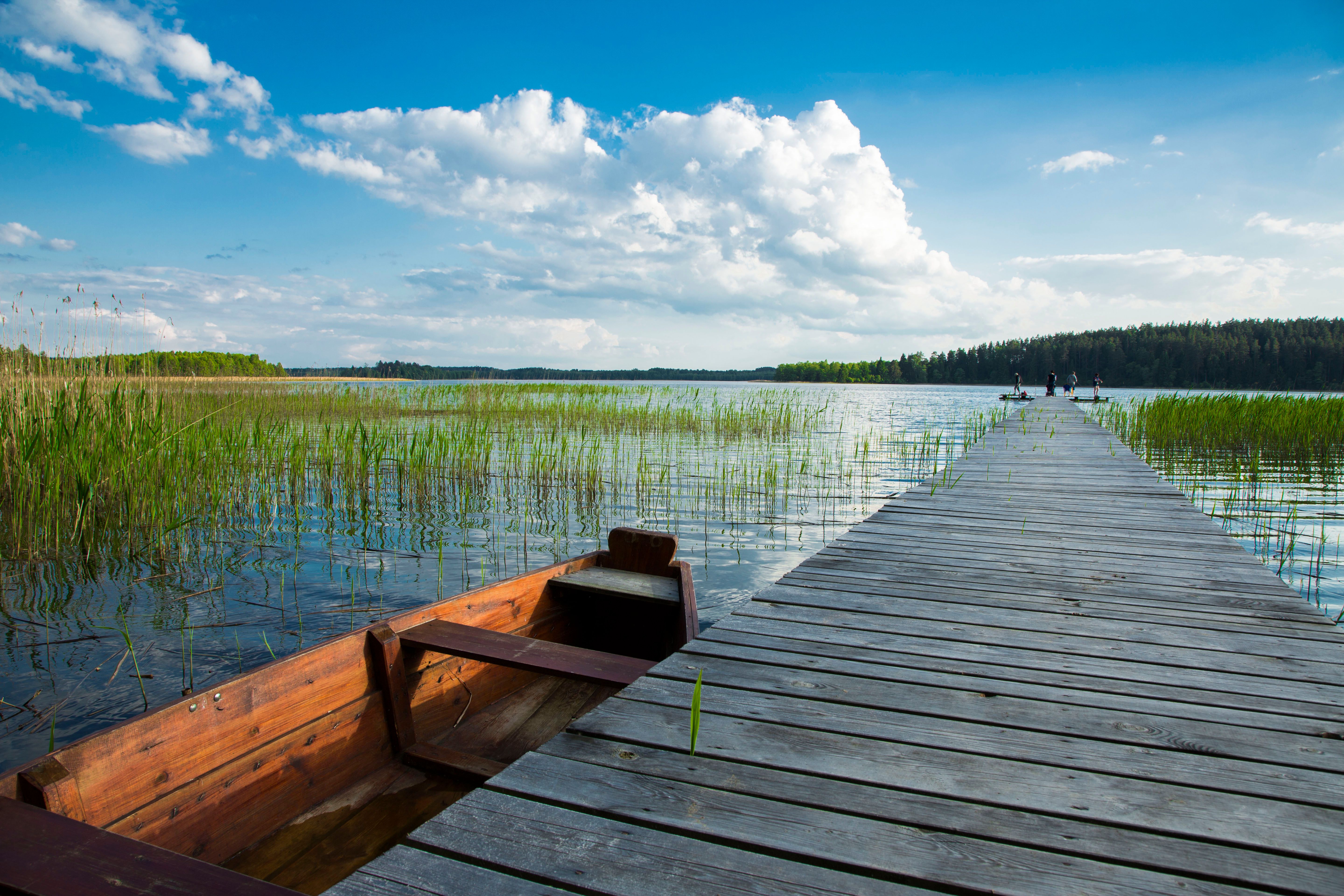 A Wooden Boat on the Lake · Free Stock Photo