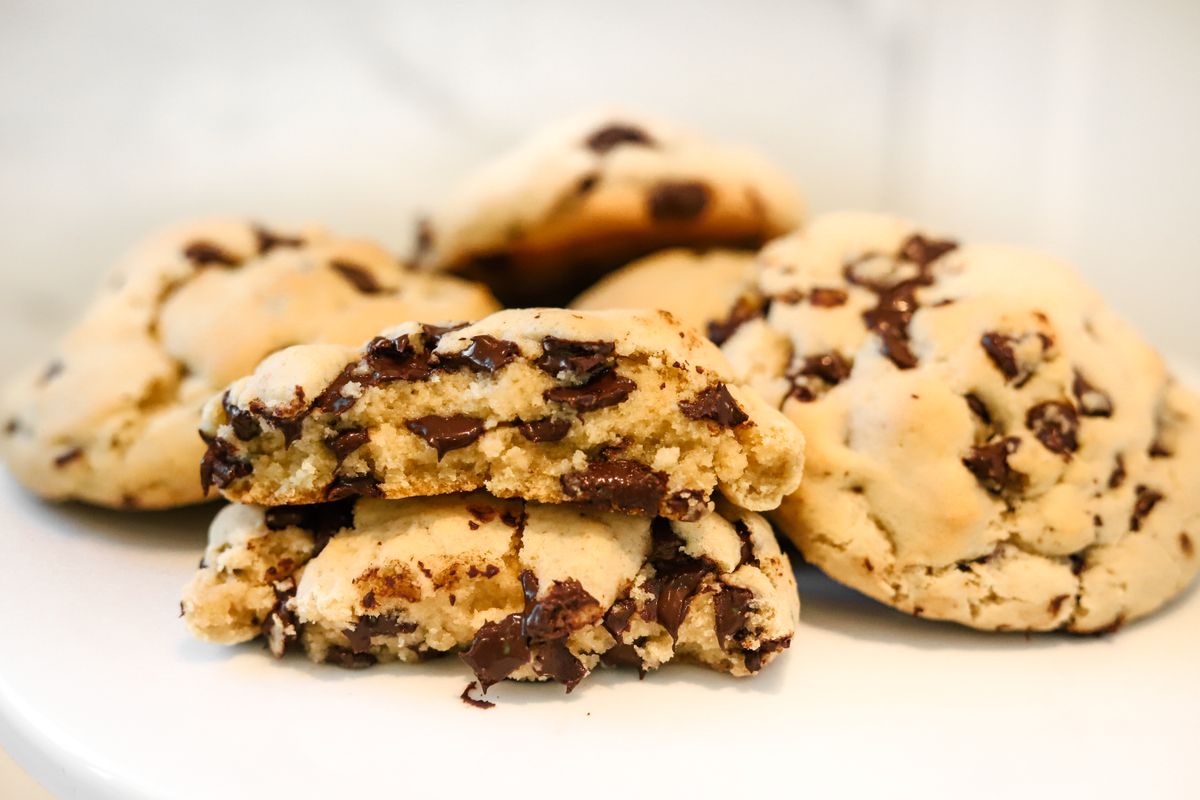 Cookies moelleux aux pépites de chocolat, cassés sur le cœur fondant