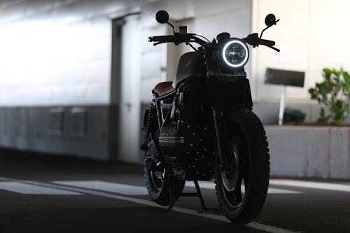 Fotografia De Close Up De Motocicleta Estacionada